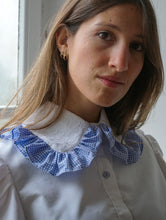 Carregar imagem no visualizador da galeria, Camisa branca e azul com gola Ispari
