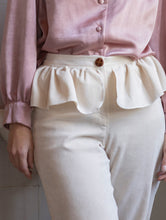 Load image into Gallery viewer, Calças com folha na cintura e botão castanho
