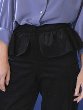 Load image into Gallery viewer, Calças pretas com folho na cintura
